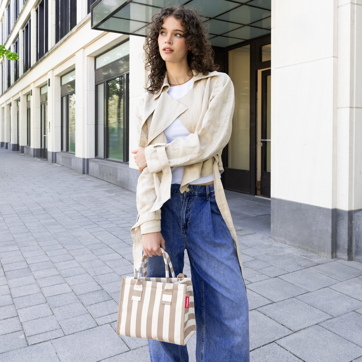Reisenthel Daily Shopper XS Summerstripes Coffee – lifestyle fotografie