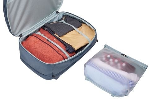 Thule Aion cestovní batoh 40 l – Použité oblečení bokem