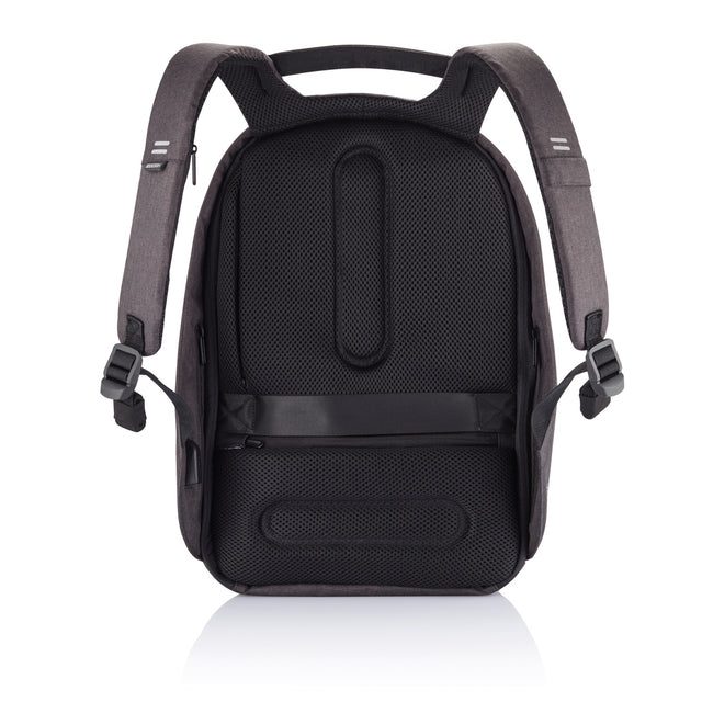 XD Design Bobby Hero Regular – Na letišti společně s kufrem