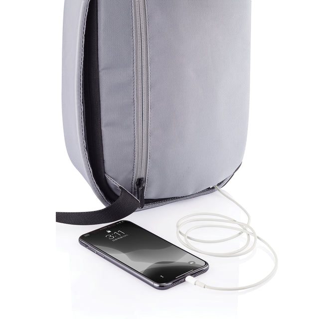 XD Design Bobby Sling – Telefon připojený, powerbanka uložená