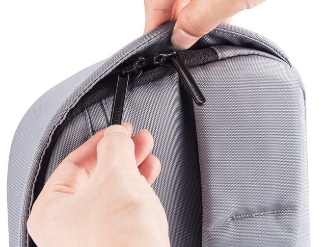 XD Design Bobby Sling – Skryté zipy místo předního vstupu