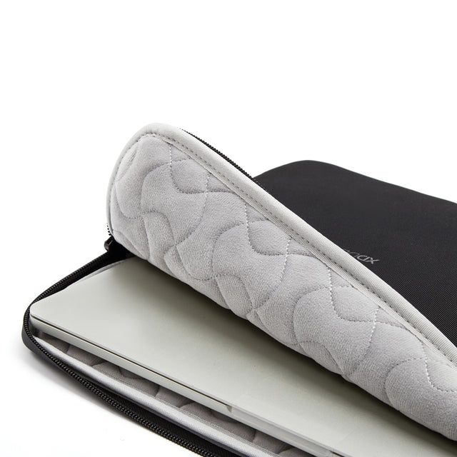 XD Design Laptop Sleeve 16″ – Notebook uložený ve fleecovém vnitřku
