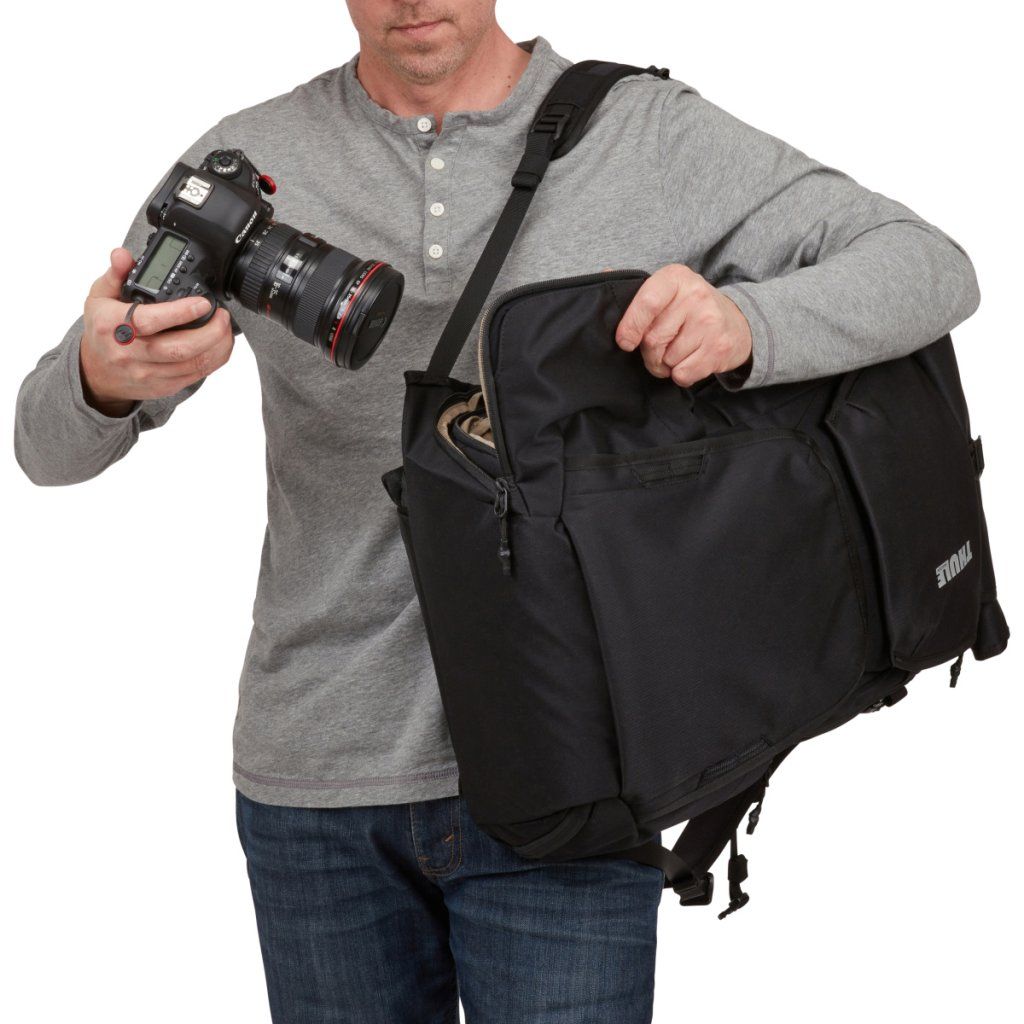 Thule Covert – boční přístup k fotoaparátu