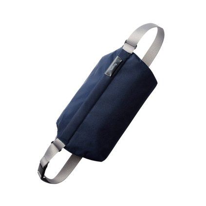 Bellroy Sling - Navy  + Testovací sada toaletních vod ZDARMA