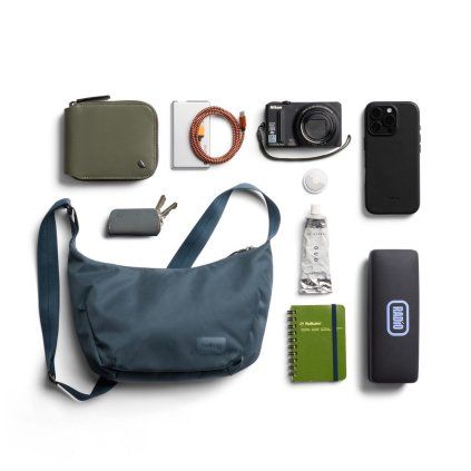Výbava uložená v crossbody tašce Bellroy Laneway Crescent Bag 2,5L