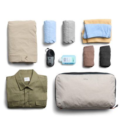 Oblečení uložené v cestovním organizéru Bellroy Packing Cube 12L