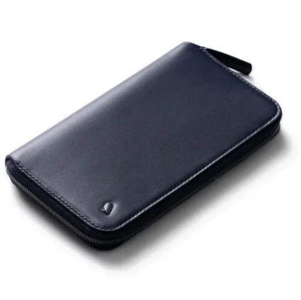 Bellroy Travel Folio Navy  + Testovací sada toaletních vod ZDARMA