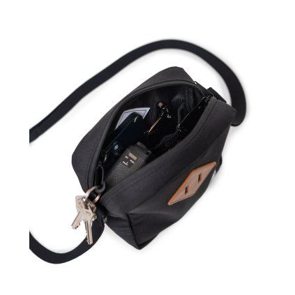 Herschel Heritage Crossbody při nošení přes rameno