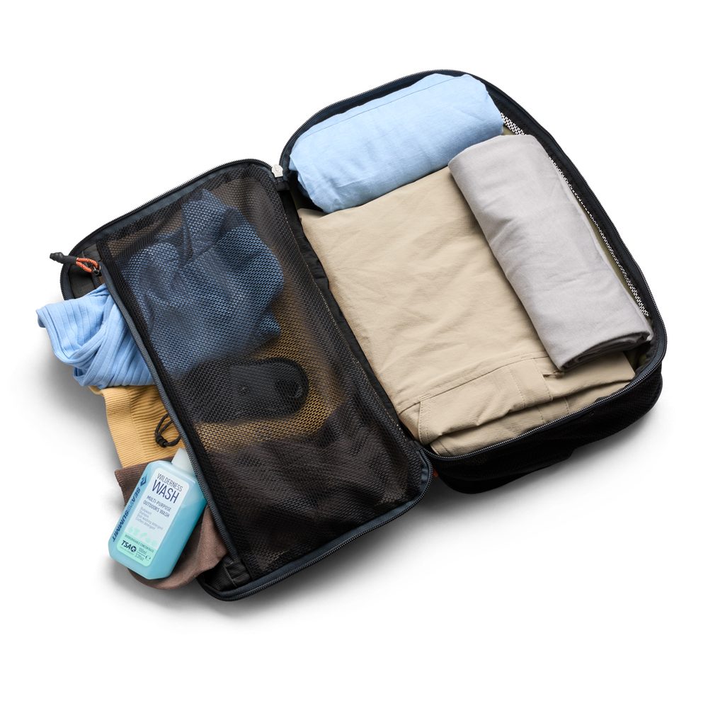 Vnitřní síťovaná kapsa a členění Bellroy Packing Cube 12L