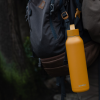 Quokka Nerezová termoláhev s poutkem Solid 510 ml - mustard
