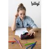 BAAGL Studentské pouzdro Red Polygon – lifestyle fotografie 8