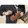 Bellroy Sling Mini - Bronze  + Testovací sada toaletních vod ZDARMA
