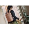 Herschel Kaslo Daypack Tech Ash Rose Tonal 20L – fotografie v použití a detail modelu