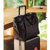 Herschel Kaslo Tote Tech Black 23L – fotografie v použití a detail modelu