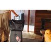 Herschel Kaslo Tote Tech Black 23L – fotografie v použití a detail modelu