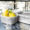 Reisenthel Coolerbag M pocket Silver crackle – chladicí taška, fotografie v prostředí 2