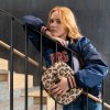 Reisenthel Coolerbag M Pocket Leo Macchiato – chladicí taška, fotografie v prostředí 2