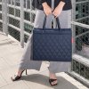 Reisenthel Daily Shopper Rhombus Midnight Gold – nákupní taška, fotografie v prostředí 3