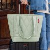 Reisenthel Travelshopper Puffer Iced Matcha – nákupní taška, fotografie v prostředí 3