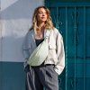 Reisenthel City Beltbag Makramee Puffer Iced Matcha – ledvinka, fotografie v prostředí 2
