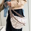 Reisenthel City Beltbag Smiley Teddy Chocolate – ledvinka, fotografie v prostředí 3