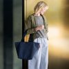 Reisenthel Shopper M Twist navy – nákupní taška, fotografie v prostředí 2