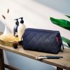 Reisenthel Travelcosmetic Rhombus Midnight Gold – kosmetická taška, fotografie v prostředí 2