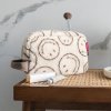 Reisenthel Cosmeticpouch M Smiley Teddy Chocolate – kosmetická taška, fotografie v prostředí 3
