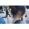 Herschel Heritage™ Crossbody Twill Navy Tonal 2.5L – fotografie v použití a detail modelu