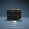 Herschel Porsche Pop Quiz Lunch Box Little Herschel Carrera Black 5L – fotografie v použití a detail modelu