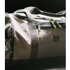 Herschel Kaine Ripstop Reflective Duffle Ultimate Gray/Stone Mountain 44L – fotografie v použití a detail modelu