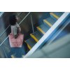 Herschel Retreat™ Tote Twill Rosette Tonal 20L – fotografie v použití a detail modelu