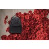 Herschel Classic™ XL Quilted Capsule Black Tonal Daisy 30L – fotografie v použití a detail modelu