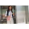 Herschel Heritage™ Crossbody Twill Rosette Tonal 2.5L – fotografie v použití a detail modelu