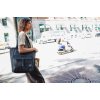 Herschel Retreat™ Tote Twill Black/Grey 20L – fotografie v použití a detail modelu