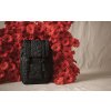 Herschel Retreat™ Small Quilted Capsule Black Tonal Daisy 17L – fotografie v použití a detail modelu