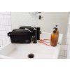 Herschel Chapter Travel Kit Twill Black/Grey 5L – fotografie v použití a detail modelu