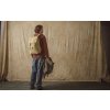 Herschel Retreat™ Quilted Capsule Khaki Tonal 23L – fotografie v použití a detail modelu