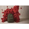 Herschel Classic™ Quilted Capsule Rosin Daisy 26L – fotografie v použití a detail modelu