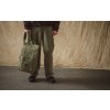 Herschel Retreat™ Quilted Capsule Loden Green Tonal 23L – fotografie v použití a detail modelu
