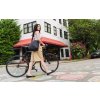 Herschel Cloudform Small Tote Black 10L – fotografie v použití a detail modelu