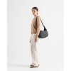 Herschel Yara Shoulder Bag Black 9L – fotografie v použití a detail modelu